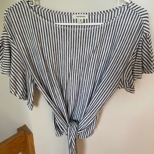 Black-and-white-striped t-shirt with tied bottom